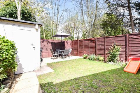 174 Runnymede, London, SW19 2RG