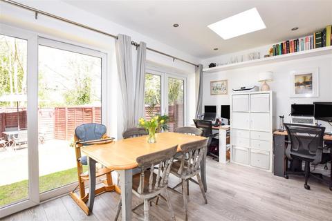174 Runnymede, London, SW19 2RG