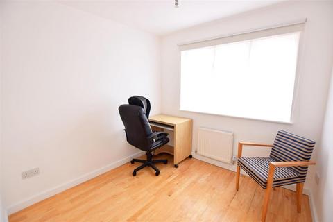 105 Heathfield Drive, Mitcham, CR4 3RD