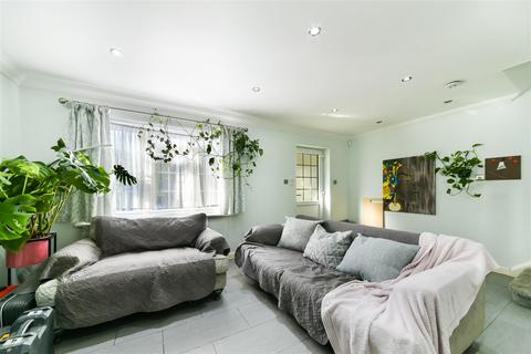 82 Hogarth Crescent, London, SW19 2DW