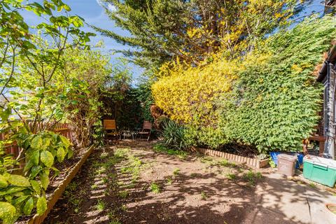 82 Hogarth Crescent, London, SW19 2DW