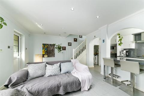 82 Hogarth Crescent, London, SW19 2DW