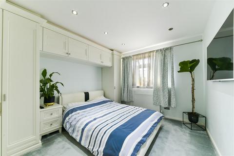82 Hogarth Crescent, London, SW19 2DW