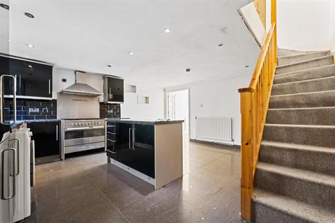 121 Park Barn Drive, Guildford, GU2 8EU