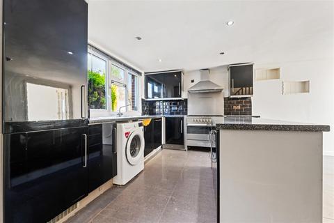 121 Park Barn Drive, Guildford, GU2 8EU