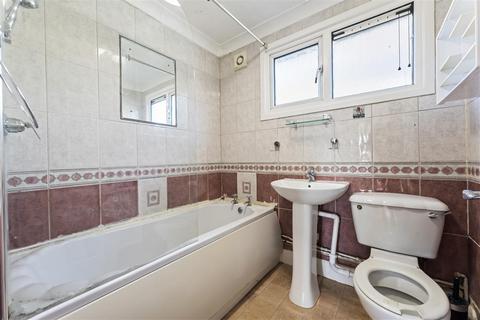 121 Park Barn Drive, Guildford, GU2 8EU