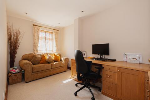 8 Aston Way, Epsom, KT18 5LZ
