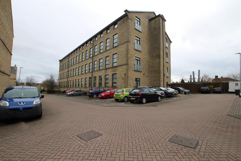 Cavendish Court, Drighlington, Bradford 2 bed apartment £750 pcm (£