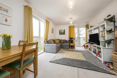 2 bedroom flat for sale, Hunting Place, Hounslow