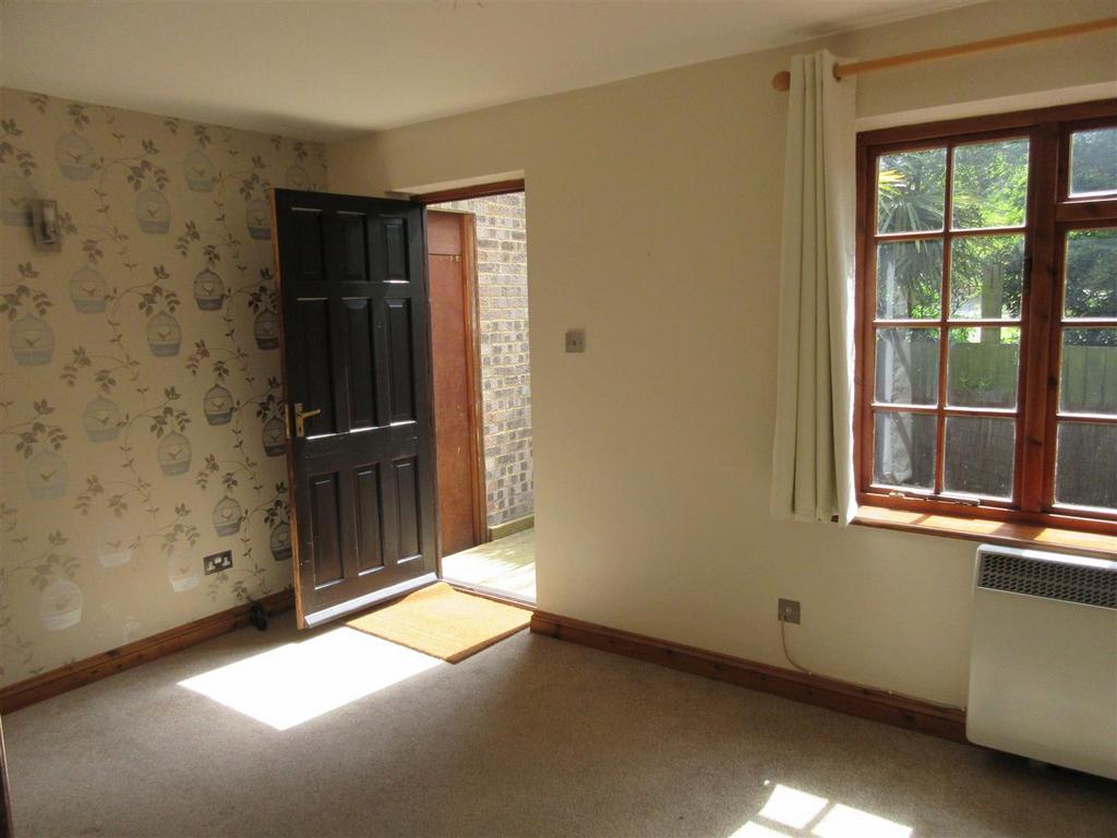 Lounge/dining room: