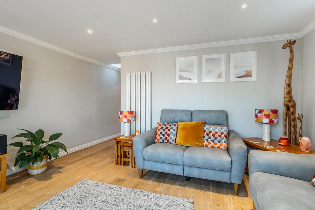 LIVING ROOM-2.jpg