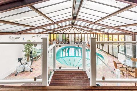 Aventine Downs Lane, Leatherhead, KT22 8JW
