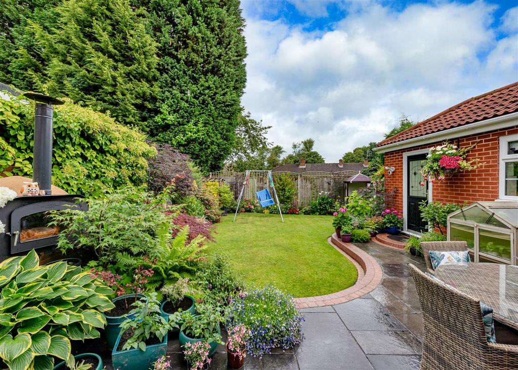 2 Brompton Lawns-gdn2.jpg