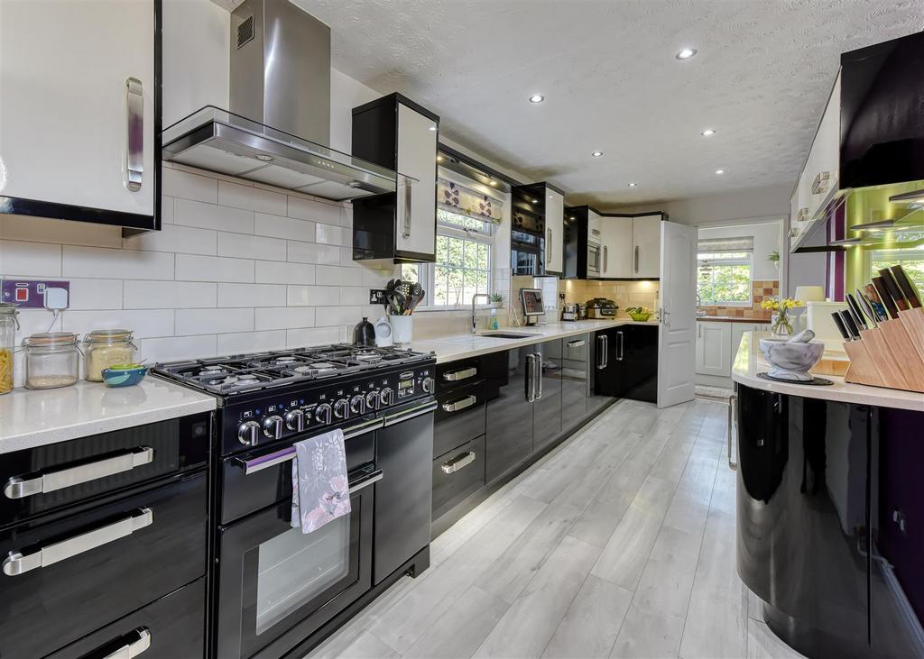 2 Brompton Lawns-kitchen MAR25-1.jpg
