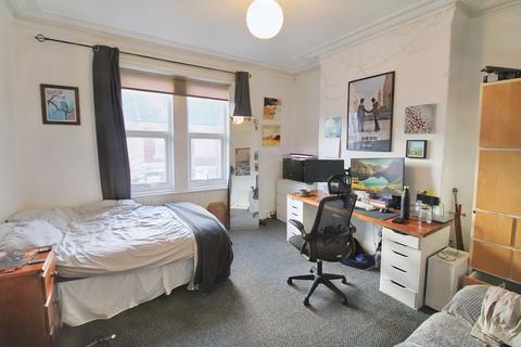 4 bedroom flat for sale, Sixth Avenue, Heaton, Newcastle upon Tyne, Tyne and Wear, NE6 5YN