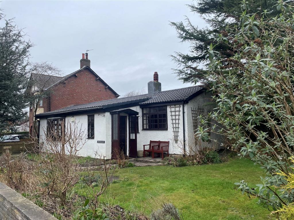Brook Lane, Ormskirk, Lancashire, L39 4RE 2 bed semidetached bungalow