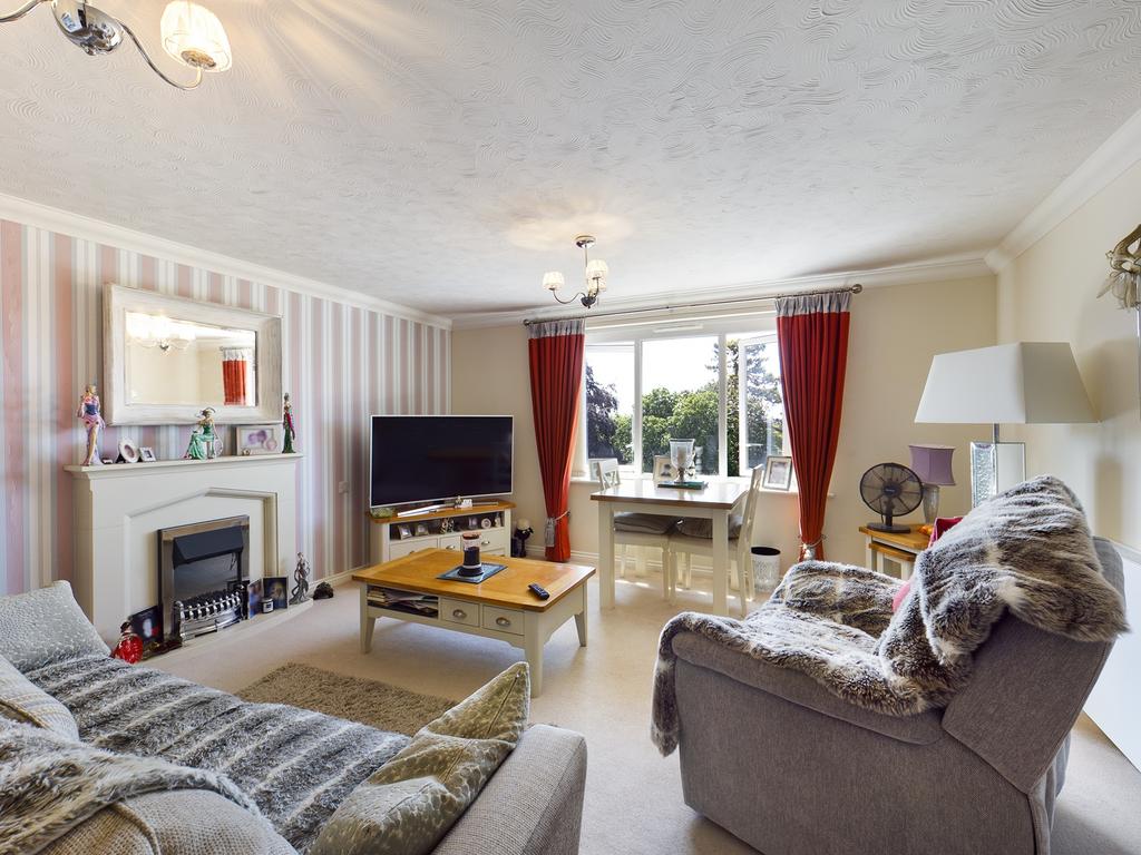 Havant Road, Portsmouth PO6 1 bed flat for sale £220,000