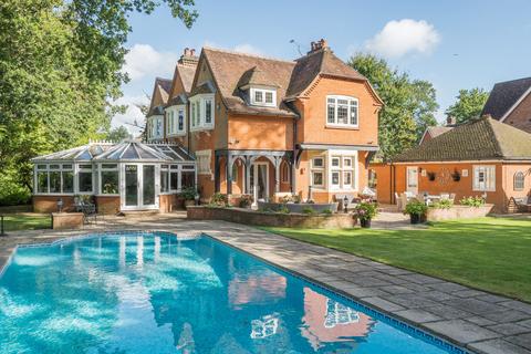4 Redwing Gardens, West Byfleet, KT14 6QJ