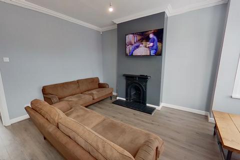 6 bedroom house to rent, St Anns Avenue, Burley, Leeds