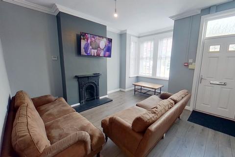 6 bedroom house to rent, St Anns Avenue, Burley, Leeds