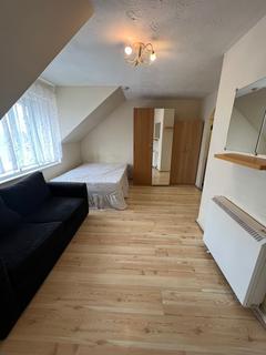 Studio to rent, Hatton Road, Feltham TW14