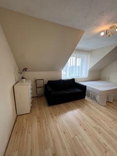 Studio to rent, Hatton Road, Feltham TW14