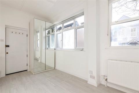 Studio to rent, Archway Road, London, N19