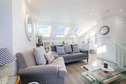 3 bedroom apartment for sale, Lindore Road, SW11
