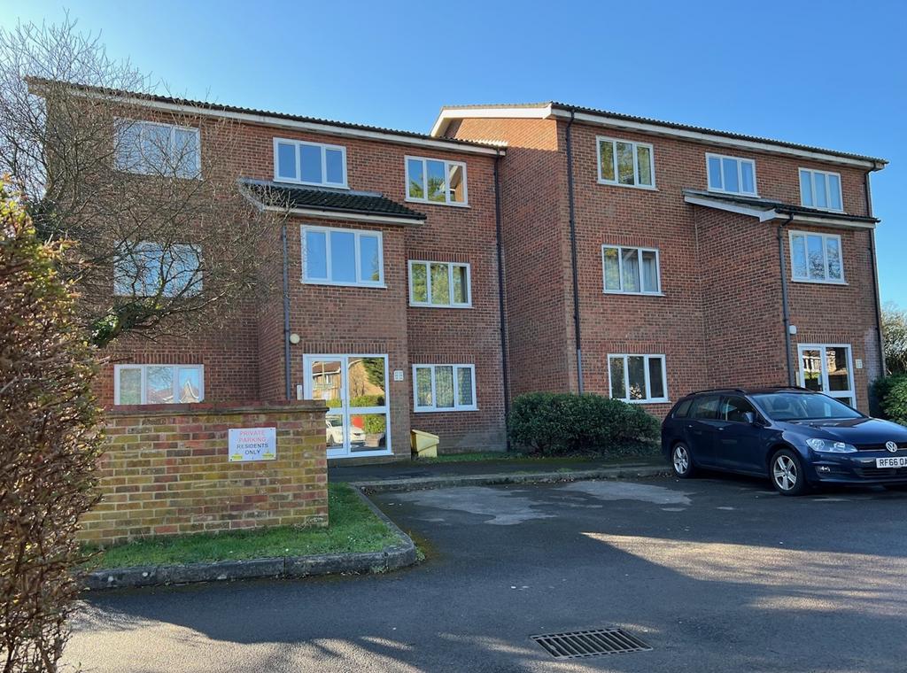 Wesley Drive, Egham, Surrey, TW20 1 bed flat for sale £250,000