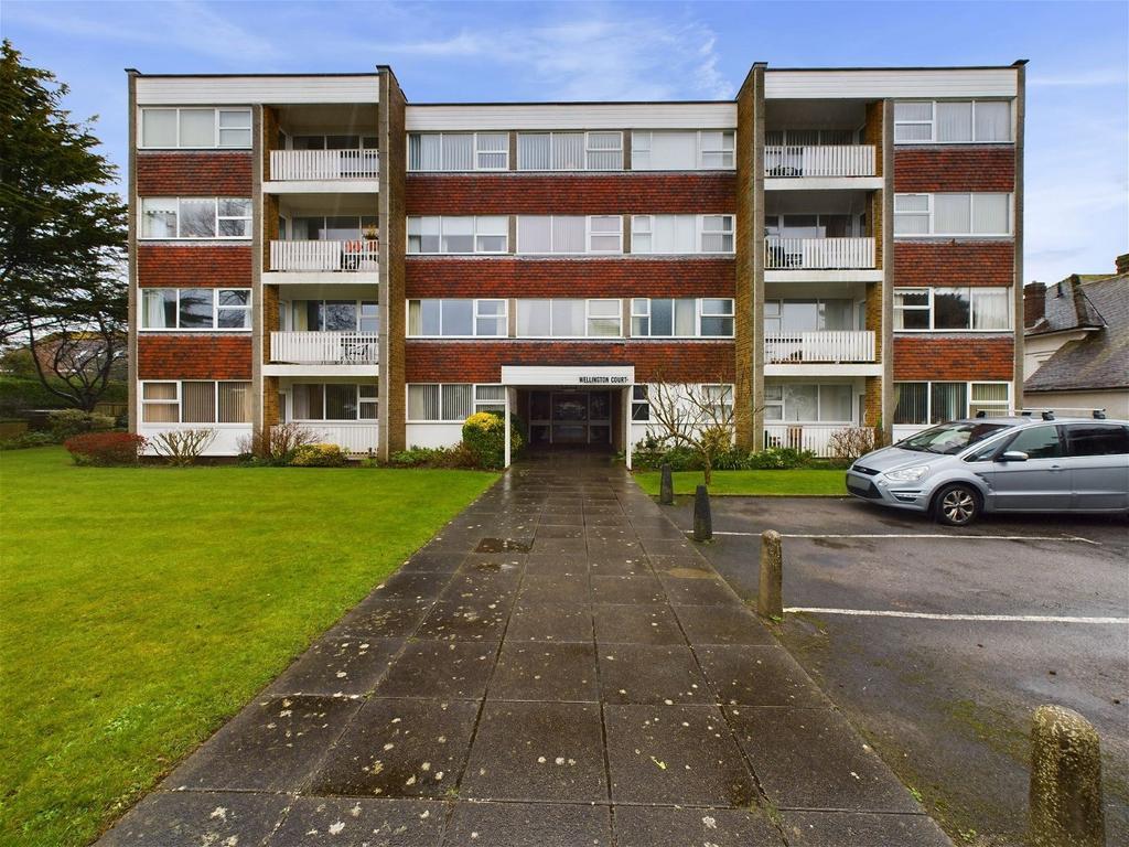 Wellington Court, Grand Avenue, Worthing, BN11 2 bed flat for sale £