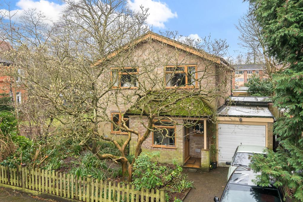 Woodland Grove, Weybridge, KT13 4 bed detached house for sale £1,000,000