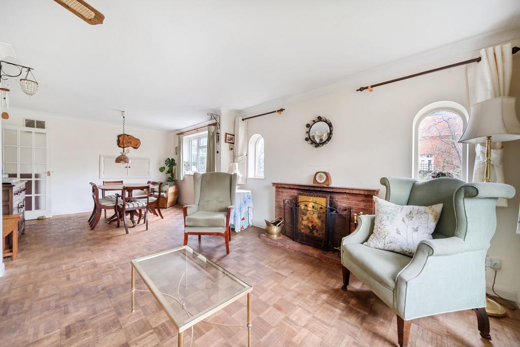 Woodland Grove, Weybridge, KT13 4 bed detached house for sale £1,000,000