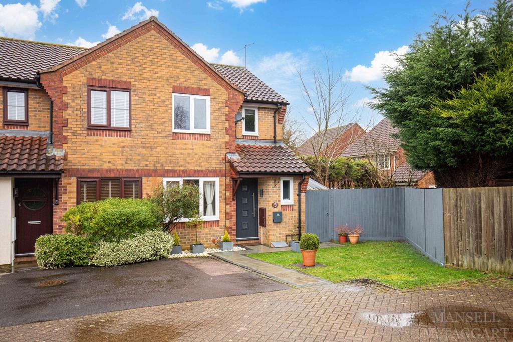 Maidenbower, Crawley RH10 2 bed end of terrace house for sale £365,000