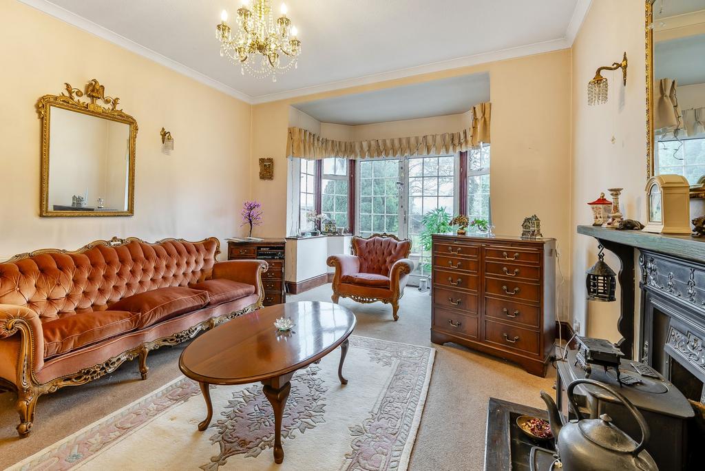 Warlingham, Warlingham CR6 3 bed detached bungalow for sale £625,000