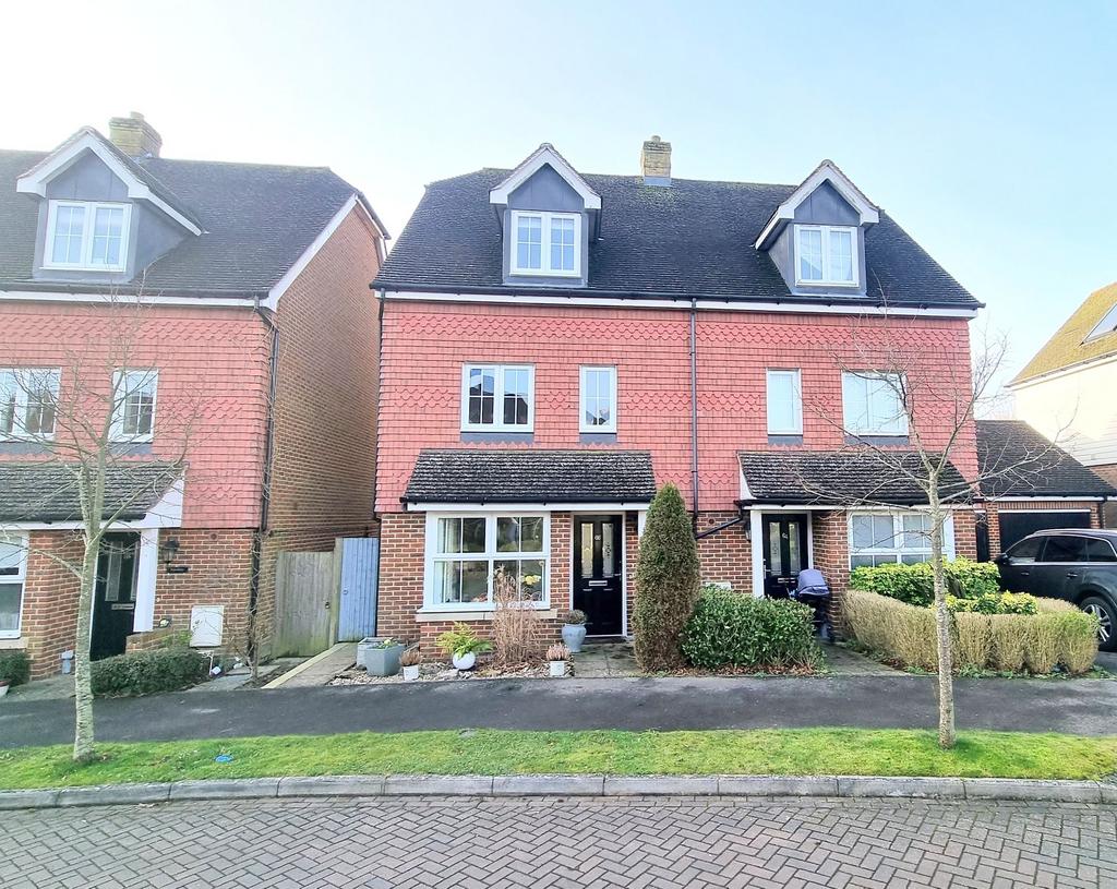 Barncroft Drive, Lindfield, RH16 4 bed semidetached house for sale £