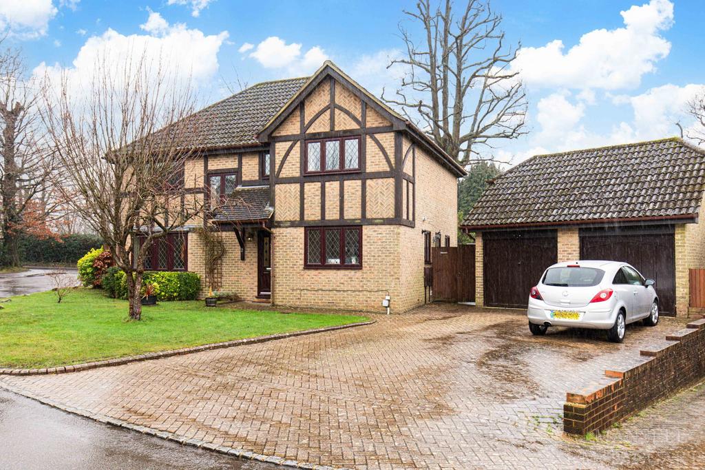 East Grinstead, East Grinstead RH19 4 bed detached house for sale £
