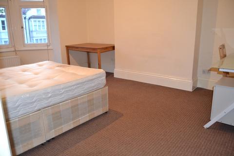 3 bedroom flat to rent, Blenheim Gardens, London NW2