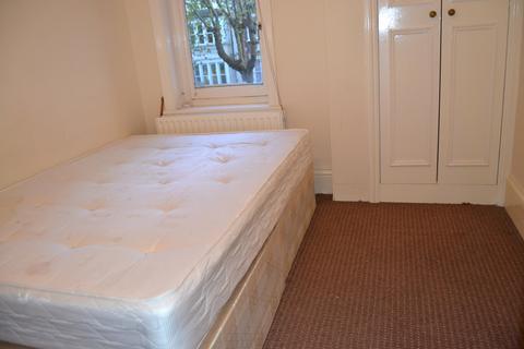 3 bedroom flat to rent, Blenheim Gardens, London NW2