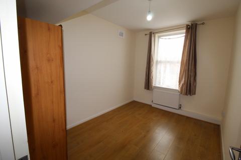1 bedroom in a flat share to rent, Morden, SM4