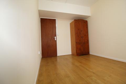 1 bedroom in a flat share to rent, Morden, SM4