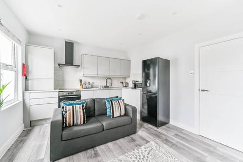 2 bedroom flat to rent, Neville Road, Croydon, CR0