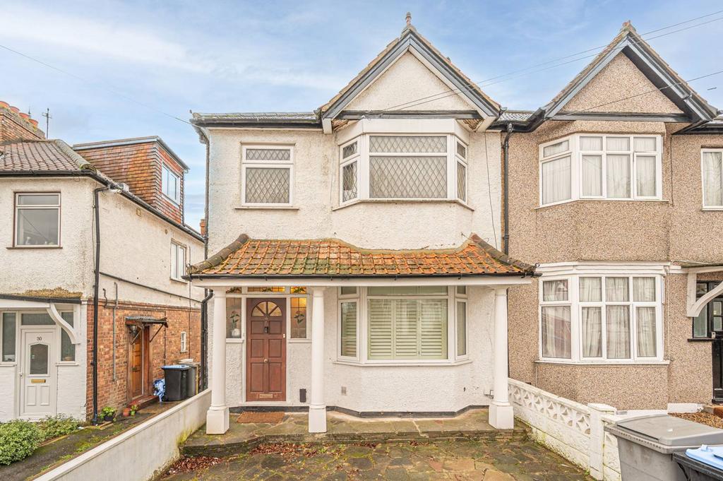 Reeves Avenue, Kingsbury, London, NW9 2 bed for sale £425,000