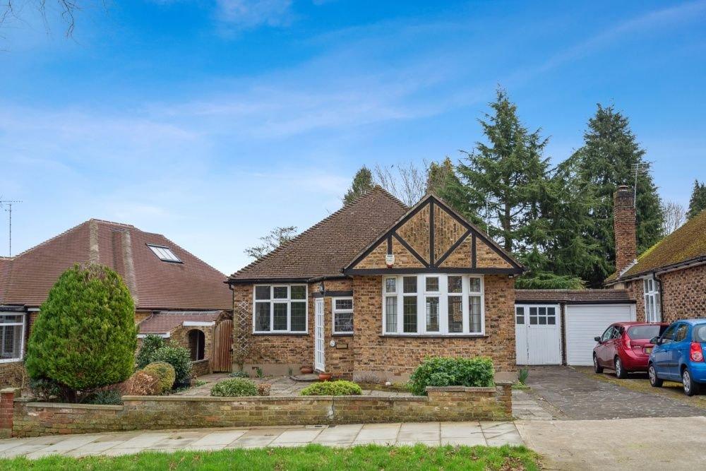 St. Lawrence Drive, Eastcote Park Estate, Pinner 2 bed detached