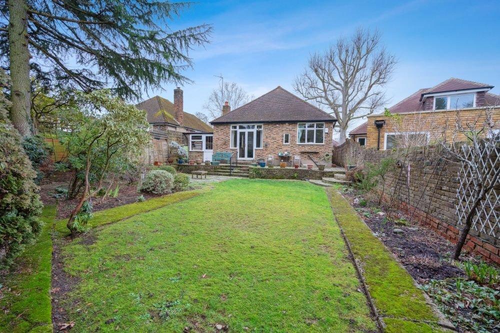 St. Lawrence Drive, Eastcote Park Estate, Pinner 2 bed detached