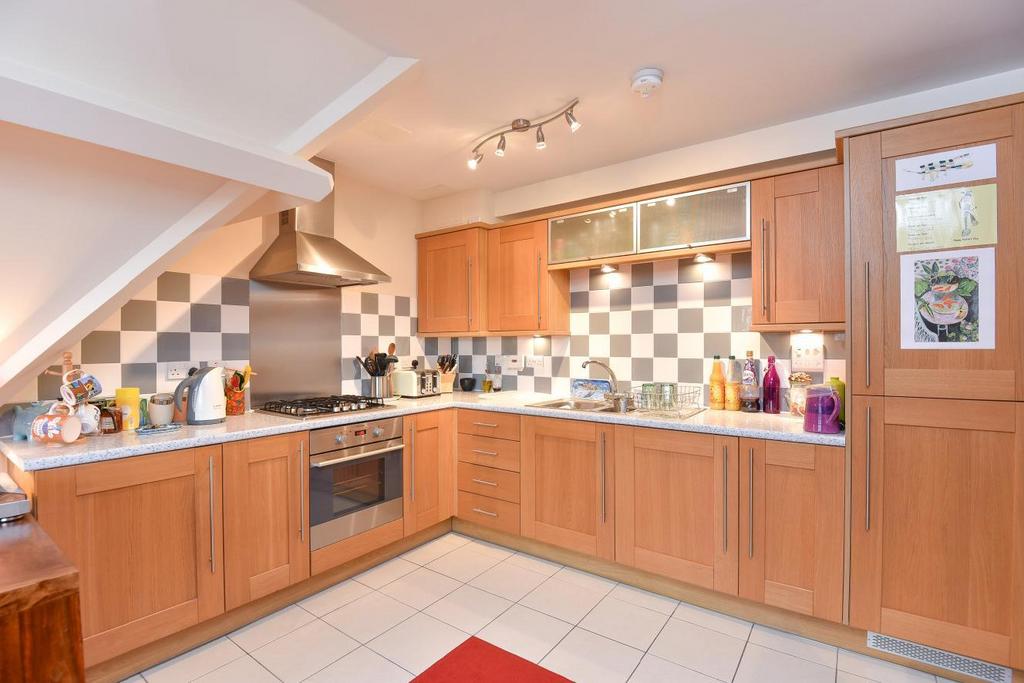 Knotley Way, West Wickham 1 bed flat £325,000