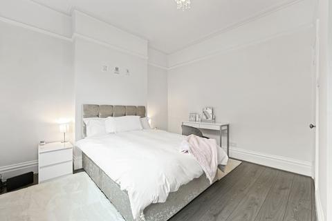 2 bedroom flat for sale, Station Road, Sutton, SM2