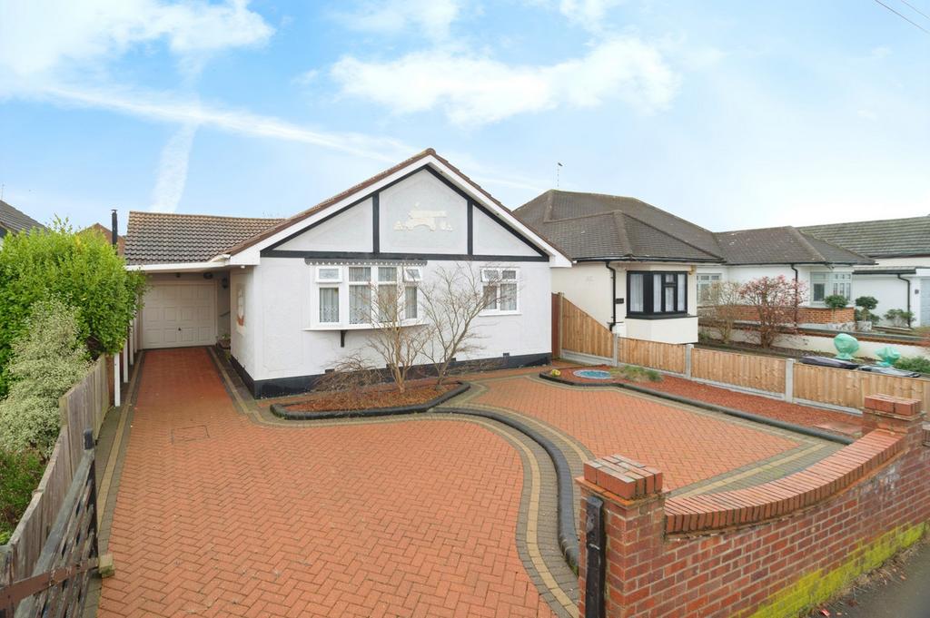 Warwick Road, Rayleigh, SS6 3 bed detached bungalow for sale £550,000