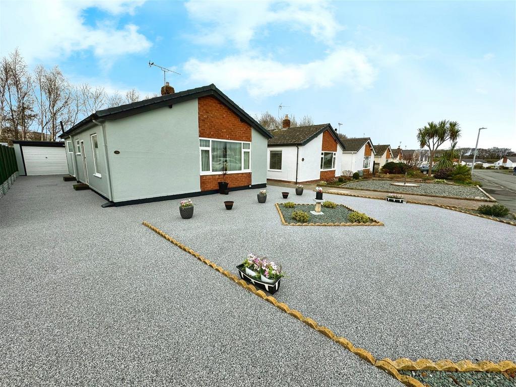 Troon Way, Abergele, Conwy, LL22 7TY 2 bed detached bungalow for sale