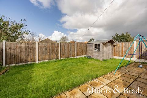 4 bedroom semi-detached bungalow for sale - Upper Grange Cresent, Caister-On-Sea
