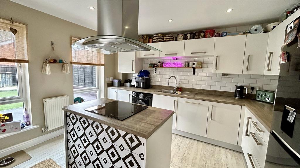Buccaneer Road, Bracknell, Berkshire, RG12 5 bed detached house £640,000